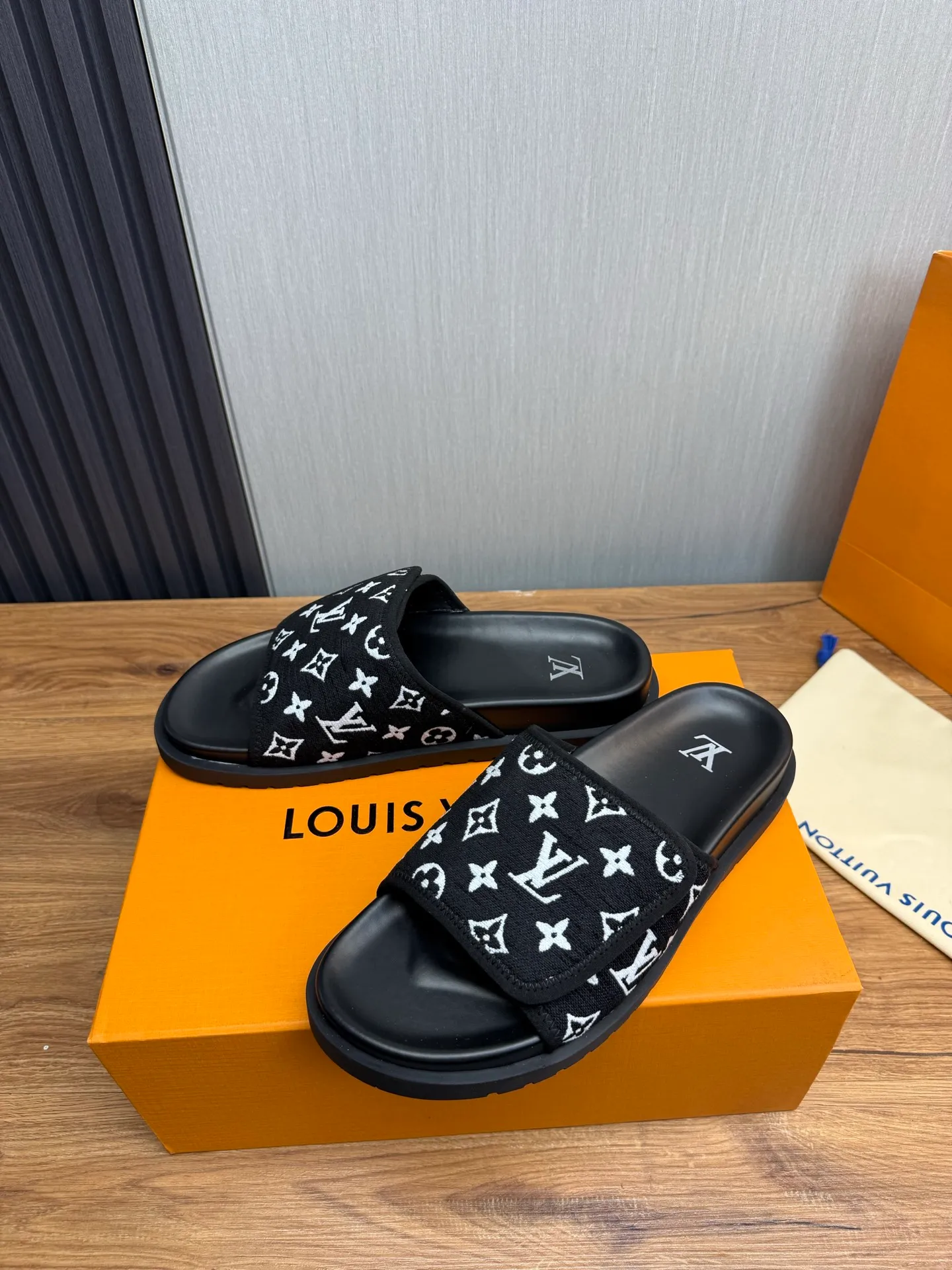 Men's shoes 💰340💰 ▪️LV's popular Little Red Book popular slippers hot sale: 1 shipment✅ Super textured and comfortable slippers, original TPU outsole. Authentic counter box drawer box packaging 🎁Size 38-45
